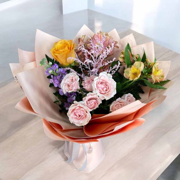 Buchet cu trandafiri și alstroemeria