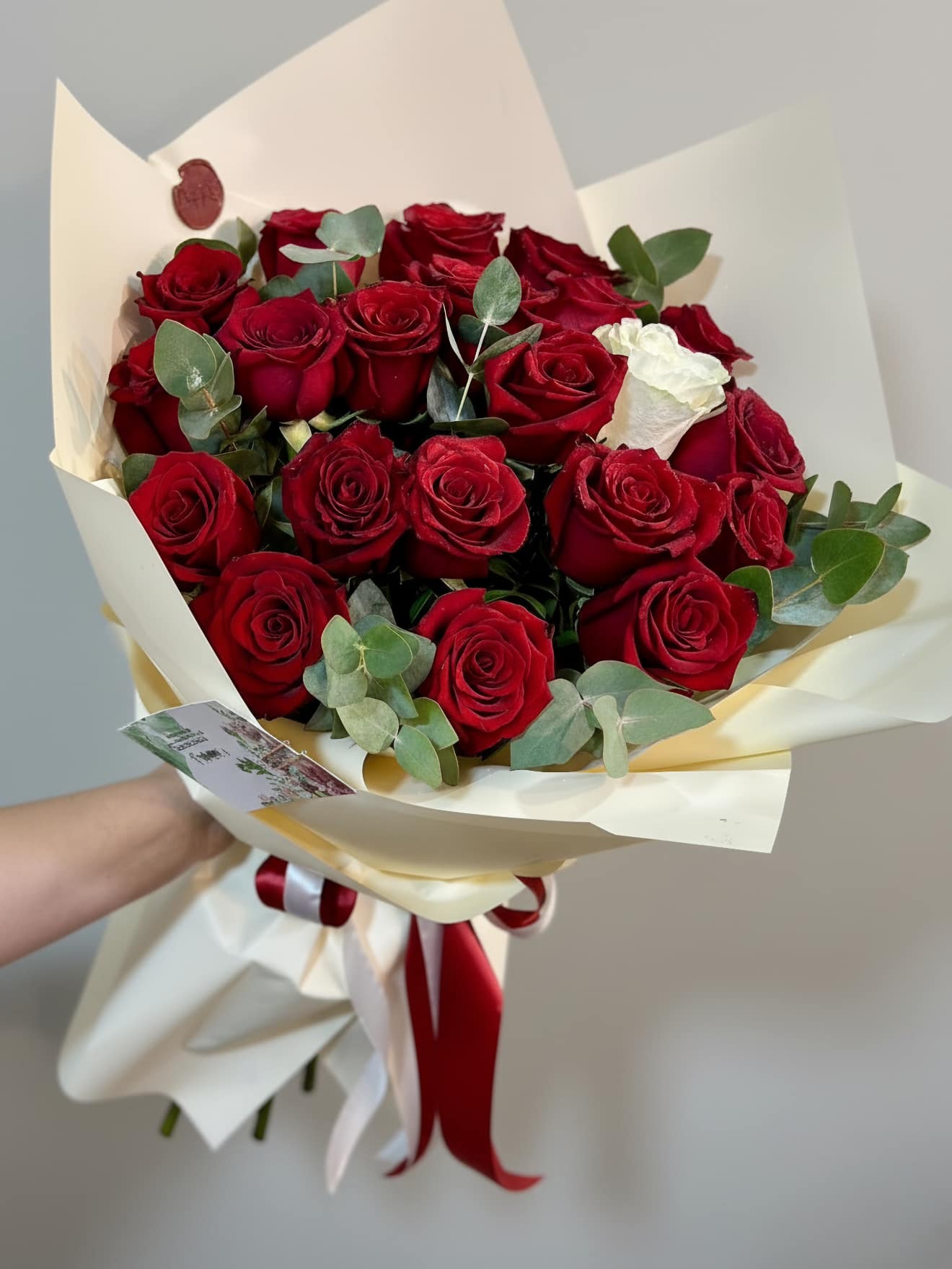 Buchet cu trandafiri roșii și unul alb Happy