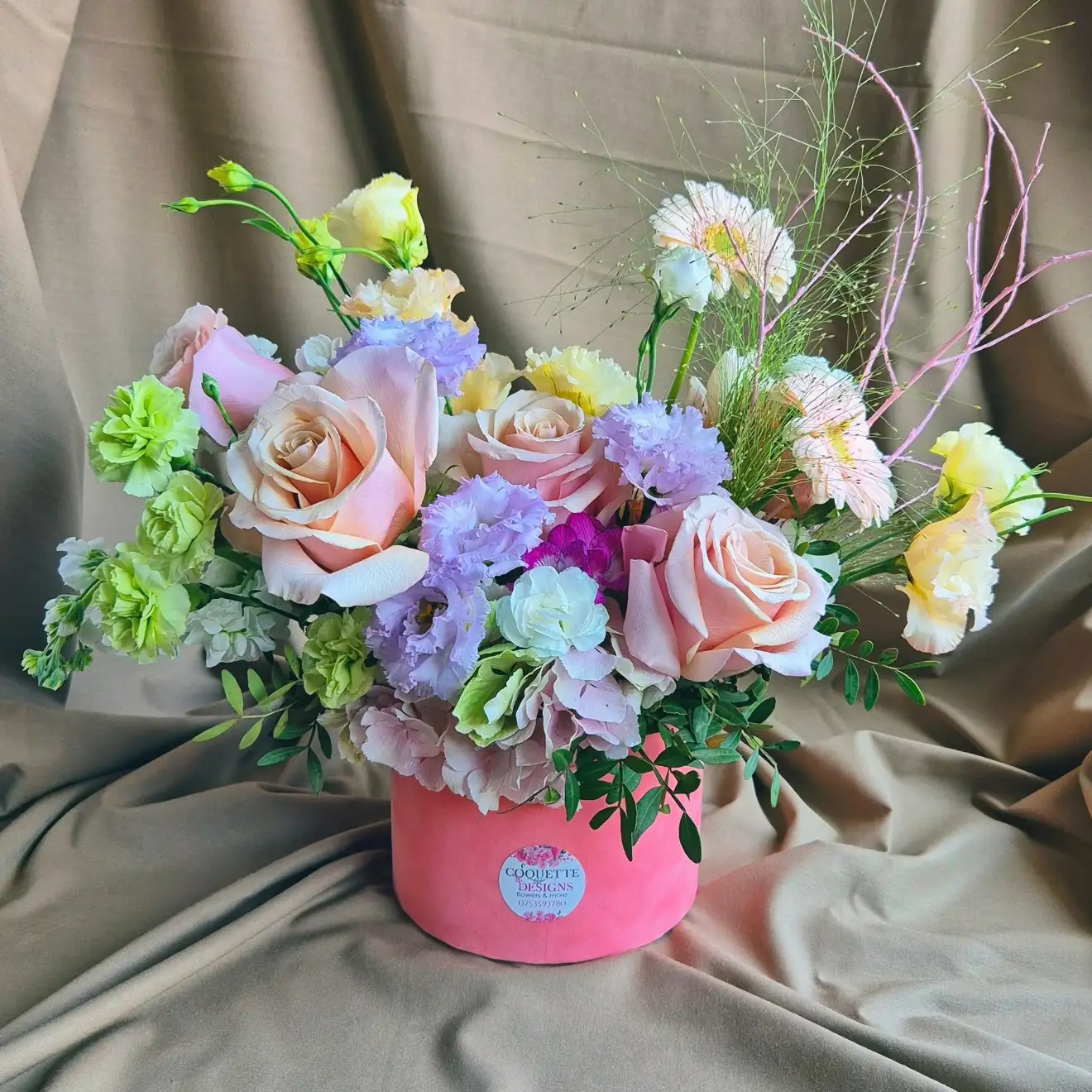 Aranjament floral pastel și romantic