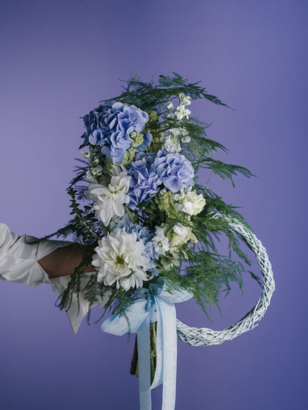 Buchet cu hortensie albastră și decorațiune
