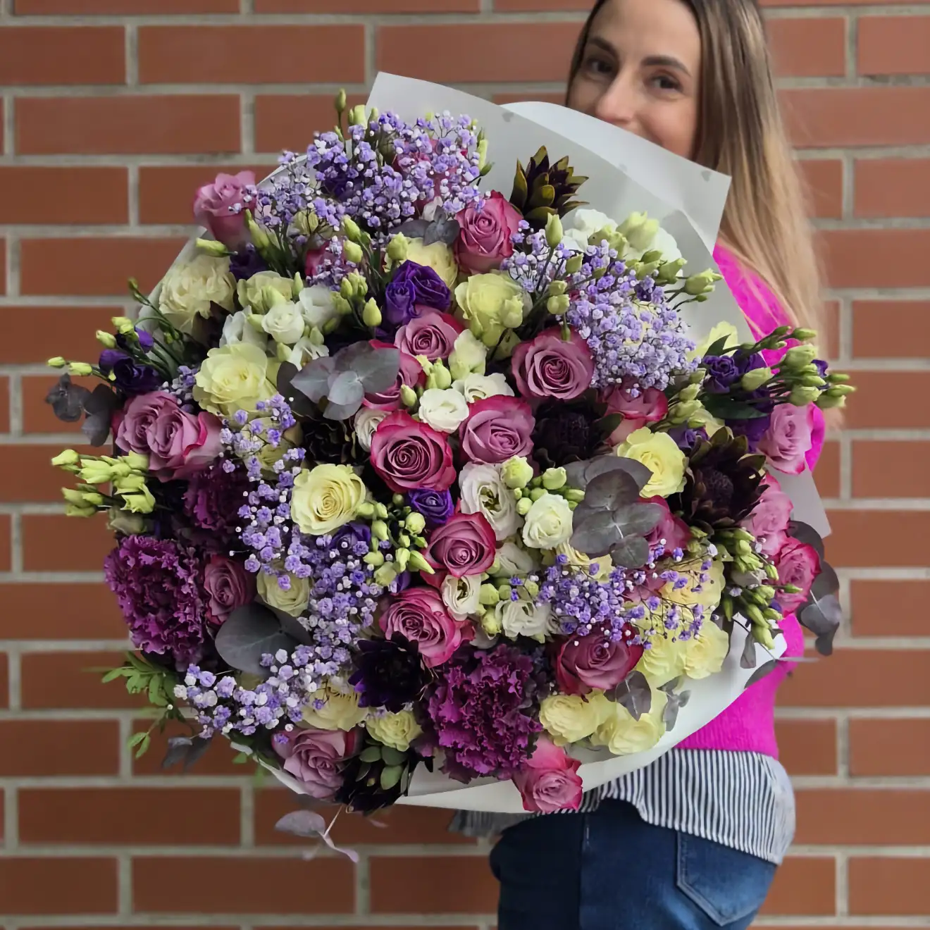 Buchet gigantic cu flori lila și crem