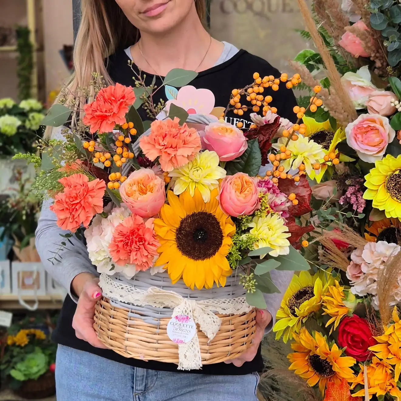 Coș floral cu floarea-soarelui și fructe de toamnă