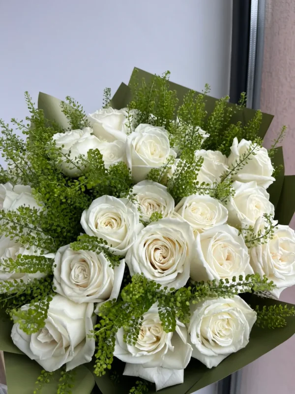 Buchet cu trandafiri albi Eden