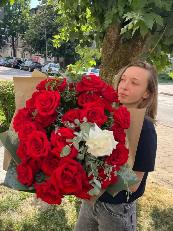Buchet cu trandafiri roșii și unul alb