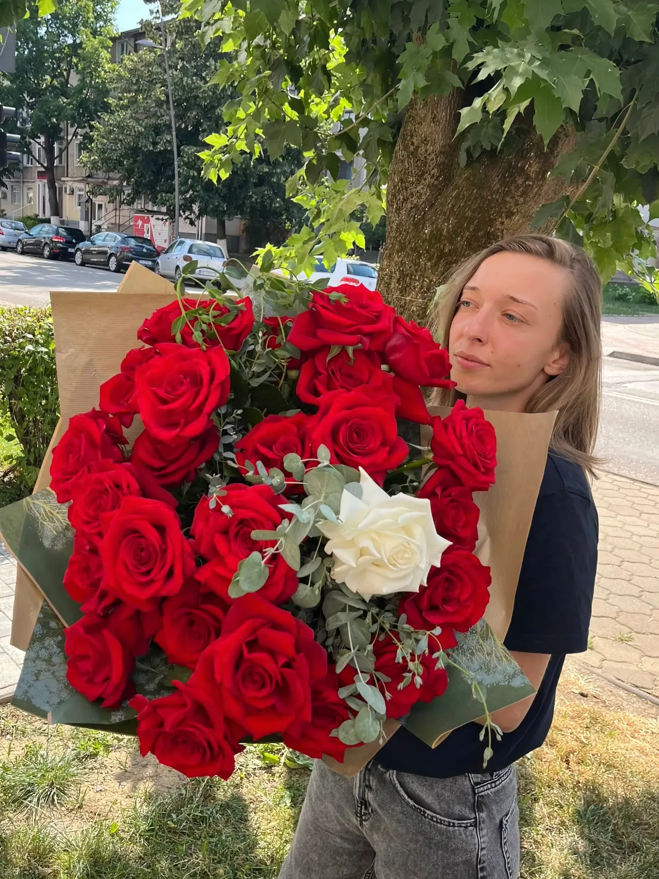 Buchet cu trandafiri roșii și unul alb