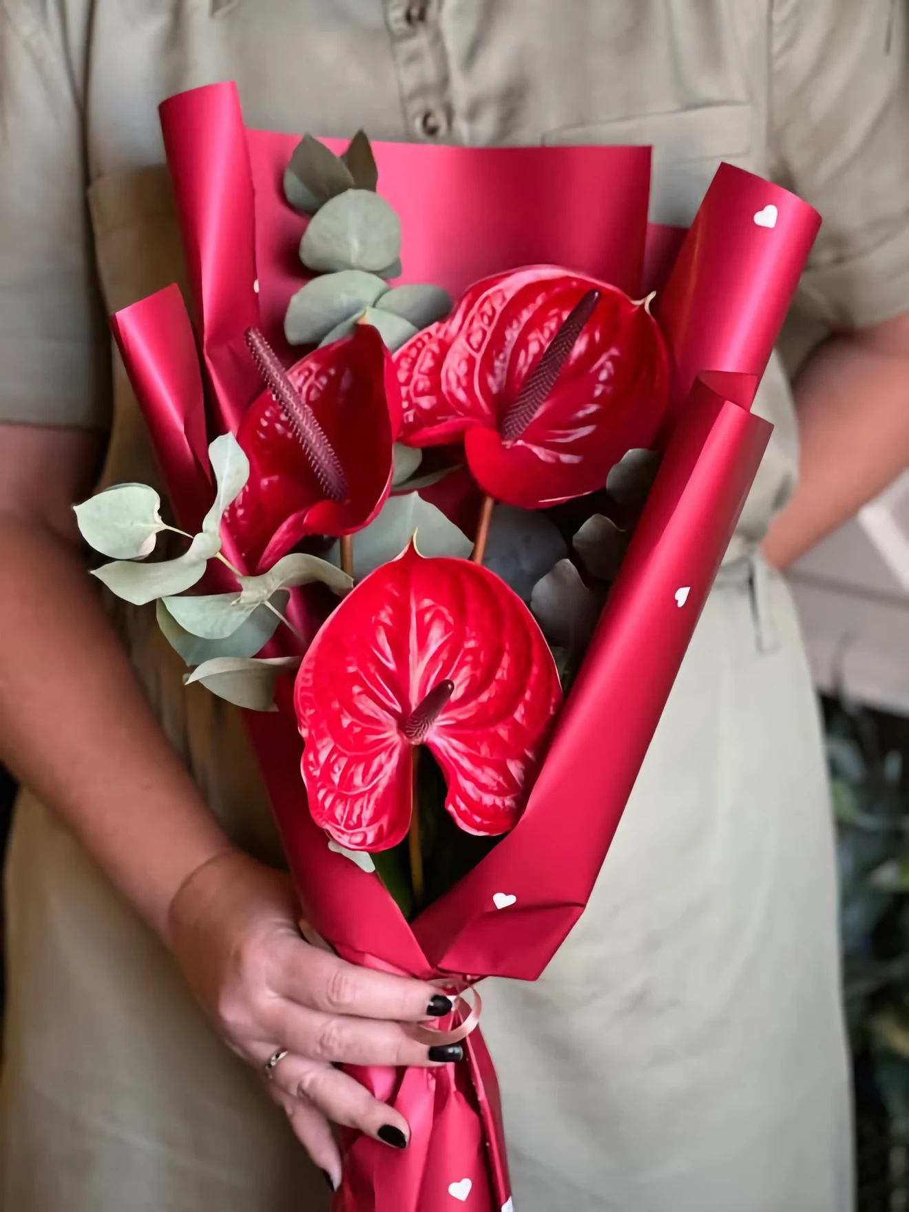 Buchet cu anthurium roșu și eucalipt