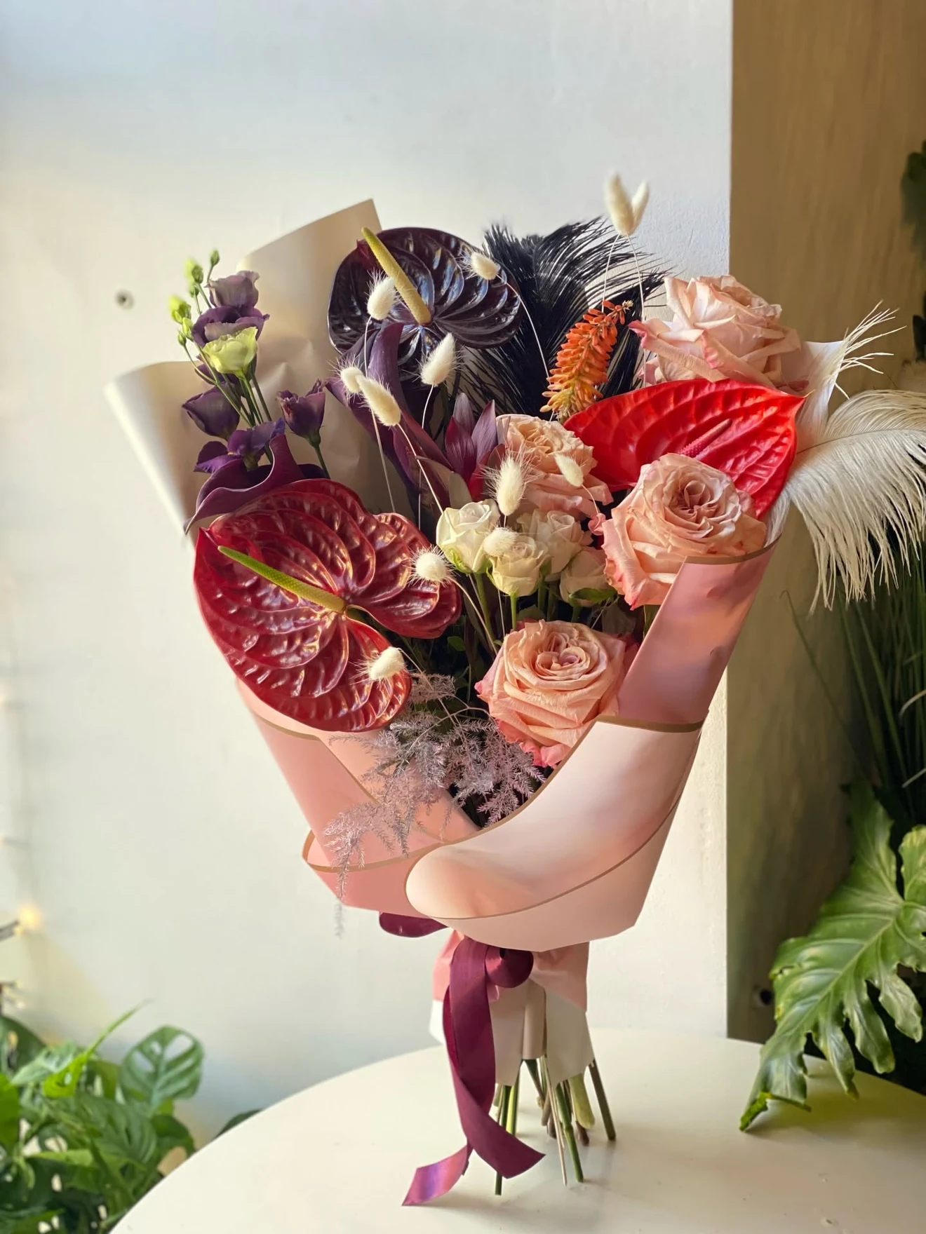 Buchet cu anthurium, trandafiri roz și eustoma mov