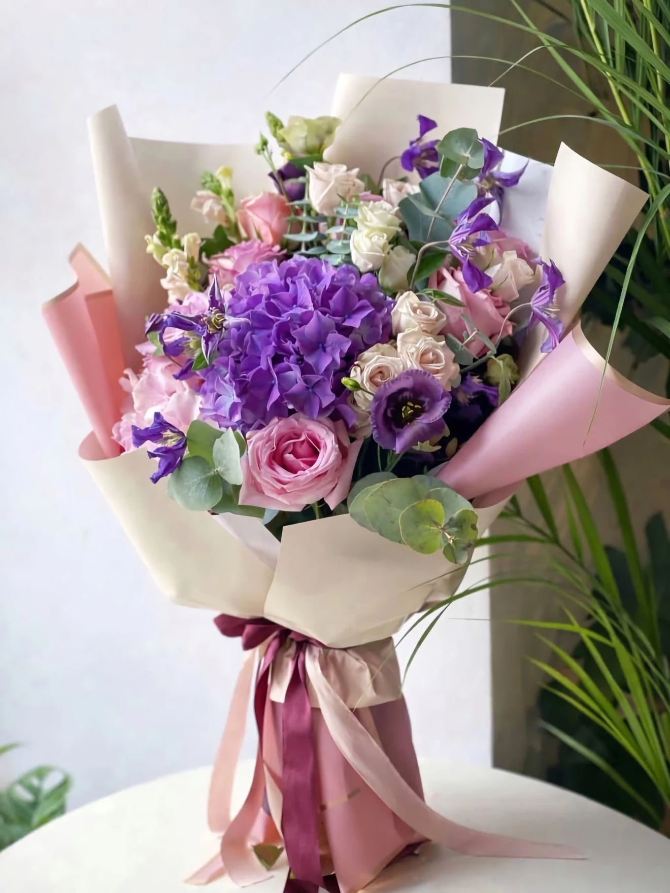 Buchet cu hortensii mov, trandafiri roz și eustoma