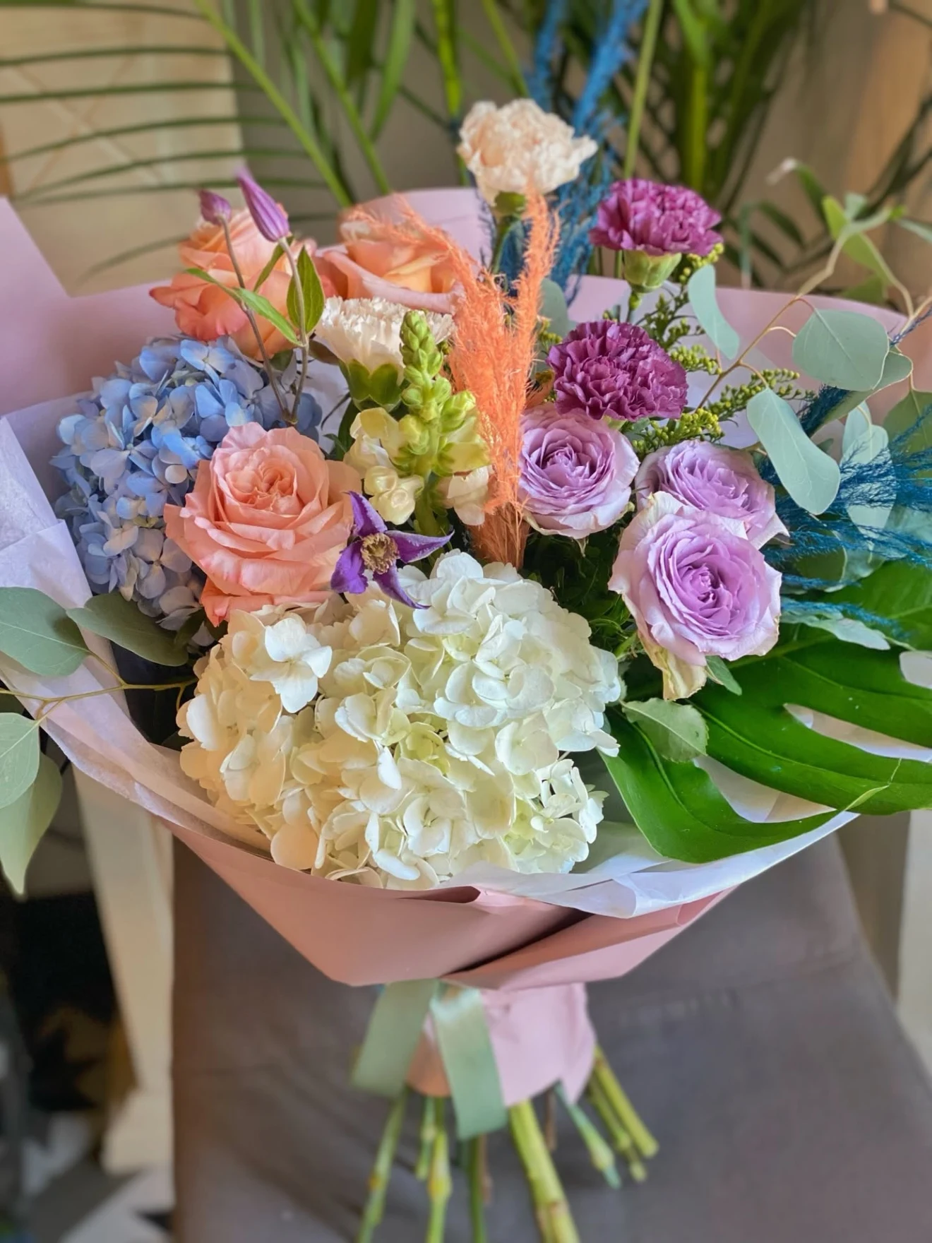 Buchet cu hortensii, trandafiri lila și trandafiri piersică