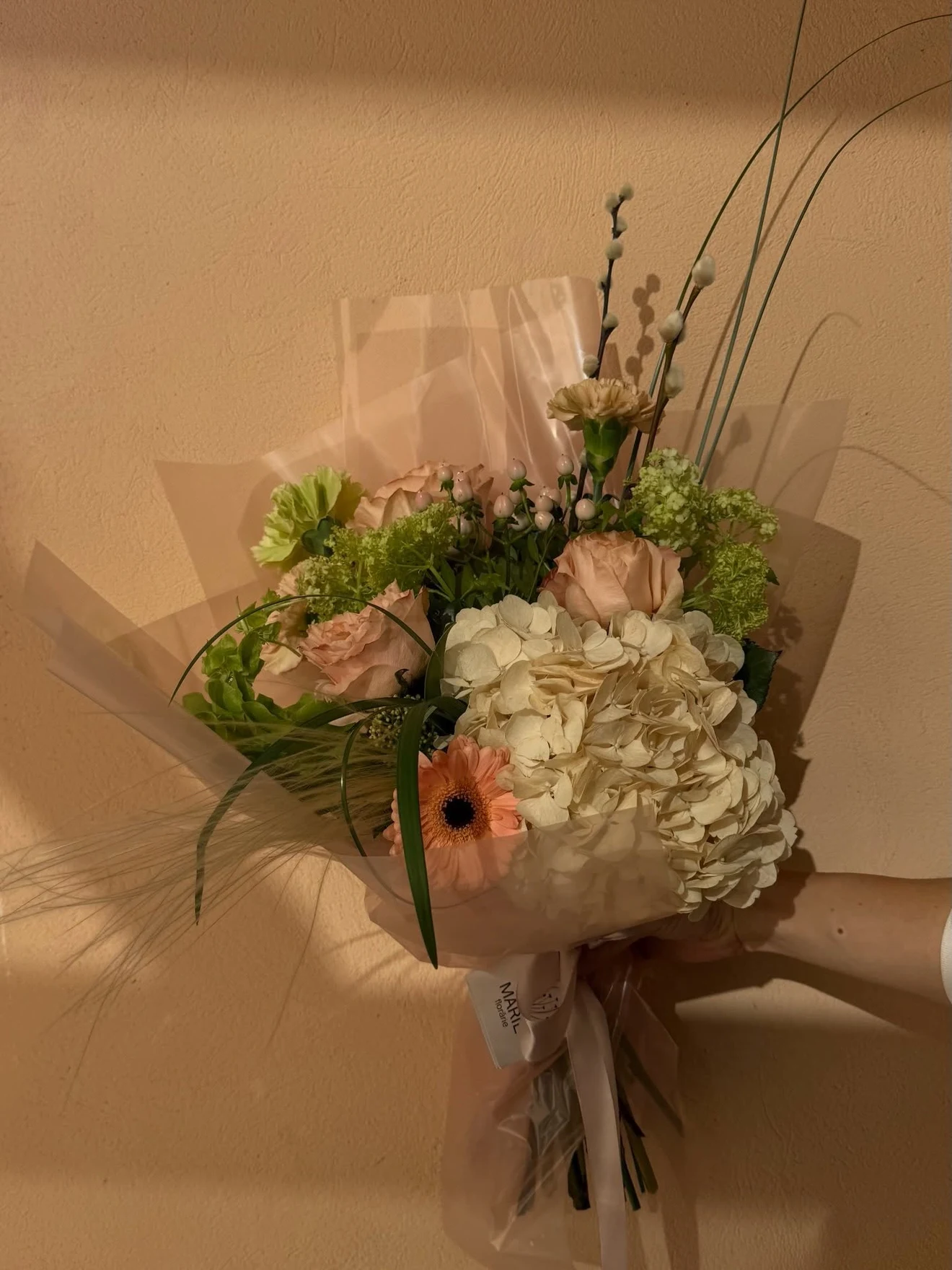 Buchet cu hortensii, trandafiri și gerbera