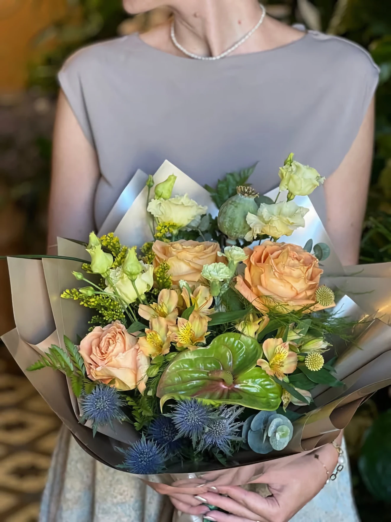 Buchet cu trandafiri piersică, eustoma și eryngium