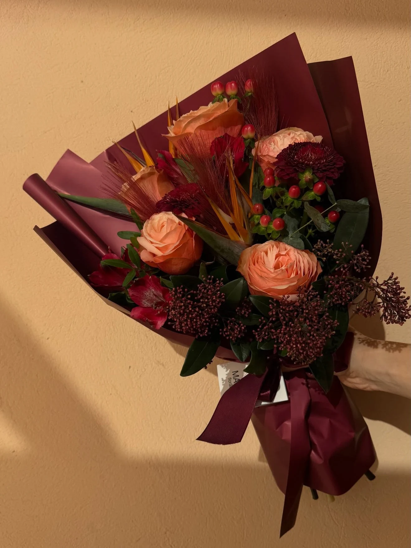 Buchet cu trandafiri piersică, strelitzia și crizanteme burgund