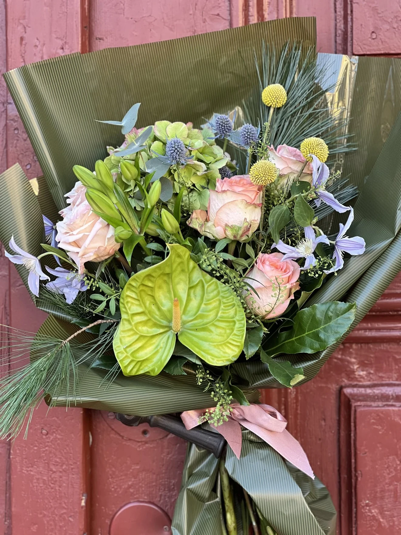 Buchet cu trandafiri roz, anthurium verde și eryngium