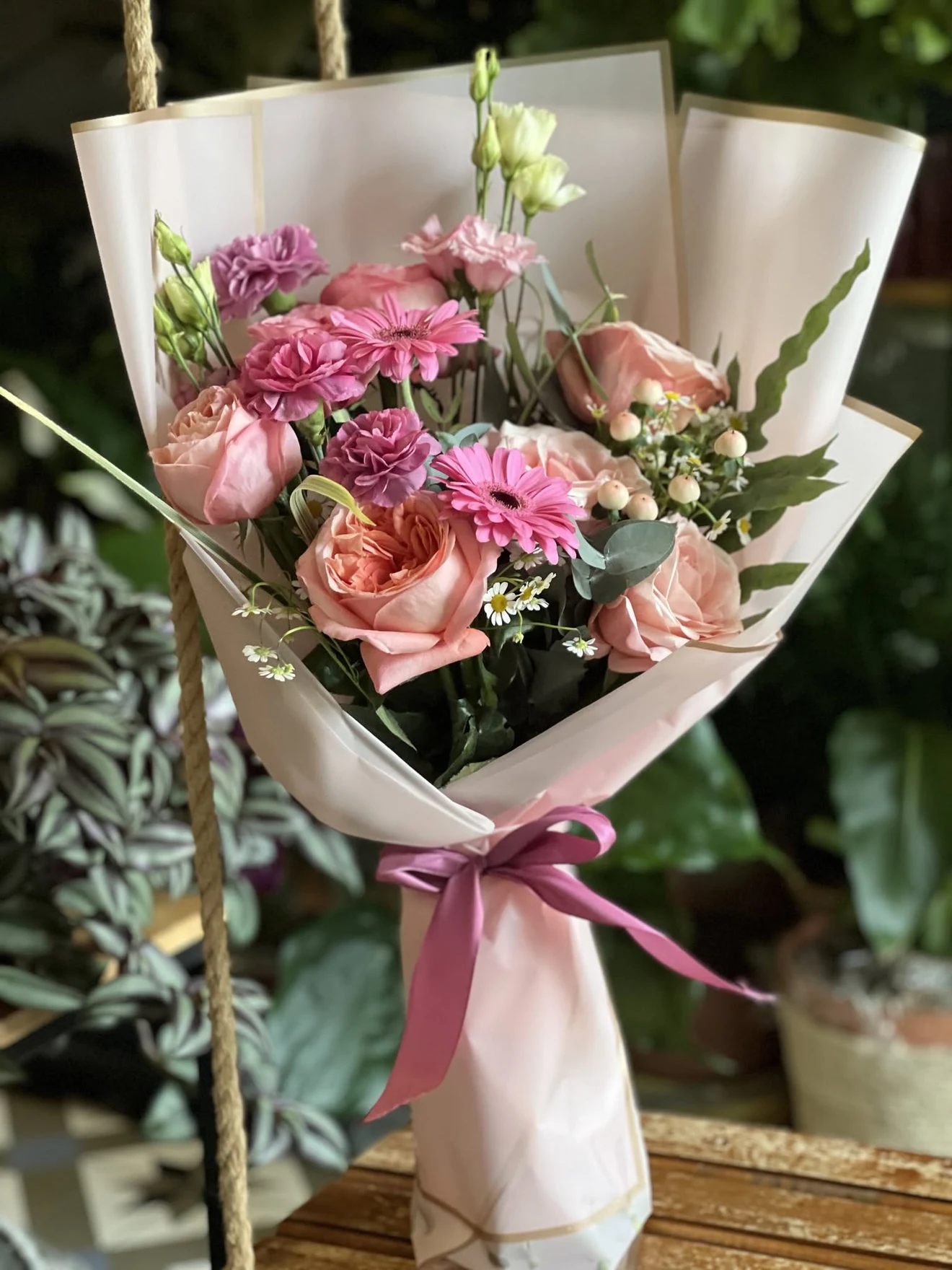 Buchet cu trandafiri roz, gerbera și eustoma