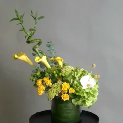 Aranjament floral corporate cu cale si bambus