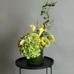Aranjament floral corporate cu cale si bambus