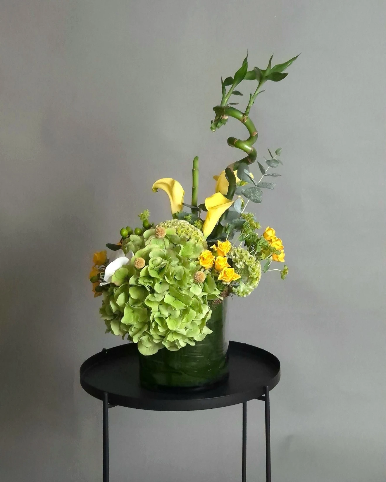 Aranjament floral corporate cu cale si bambus