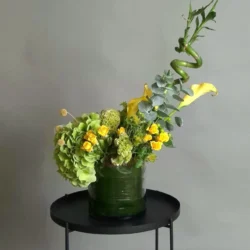 Aranjament floral corporate cu cale si bambus