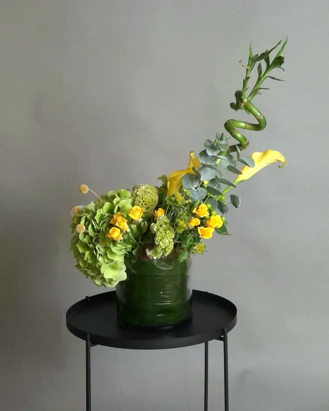 Aranjament floral corporate cu cale si bambus