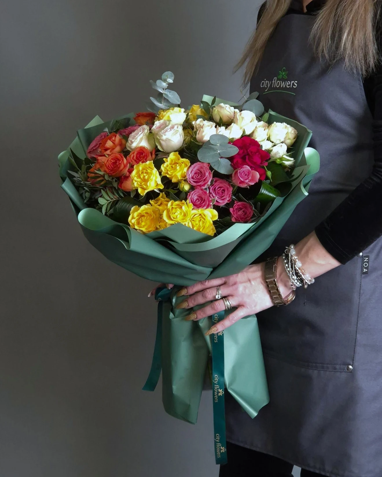 Buchet de Flori 11 minitrandafiri multicolori