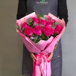 Buchet de Flori 11 Trandafiri Ciclam si Eucalipt