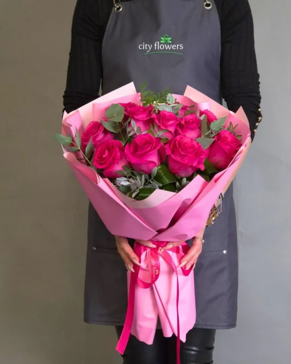 Buchet de Flori 11 Trandafiri Ciclam si Eucalipt
