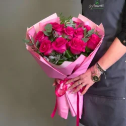 Buchet de Flori 11 Trandafiri Ciclam si Eucalipt