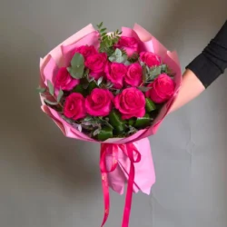 Buchet de Flori 11 Trandafiri Ciclam si Eucalipt