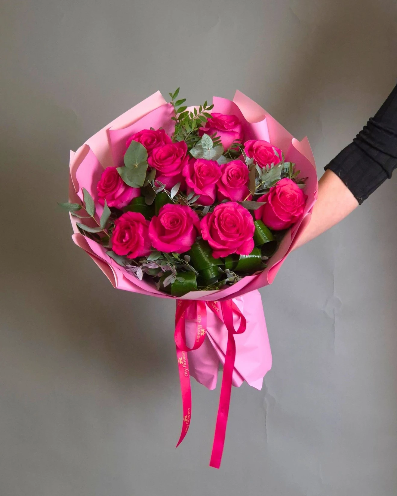 Buchet de Flori 11 Trandafiri Ciclam si Eucalipt