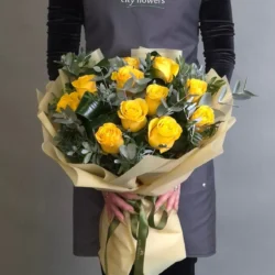 Buchet de Flori 11 Trandafiri Galbeni si Eucalipt
