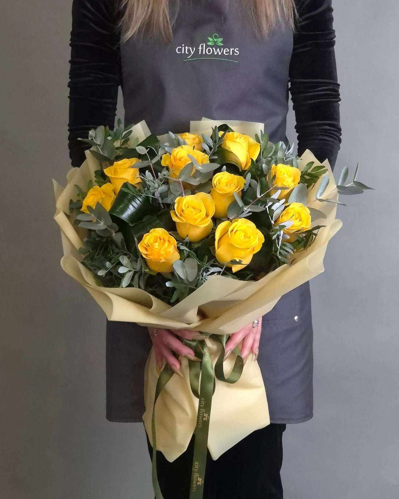 Buchet de Flori 11 Trandafiri Galbeni si Eucalipt
