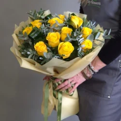 Buchet de Flori 11 Trandafiri Galbeni si Eucalipt