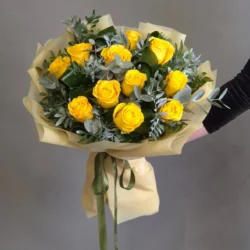 Buchet de Flori 11 Trandafiri Galbeni si Eucalipt