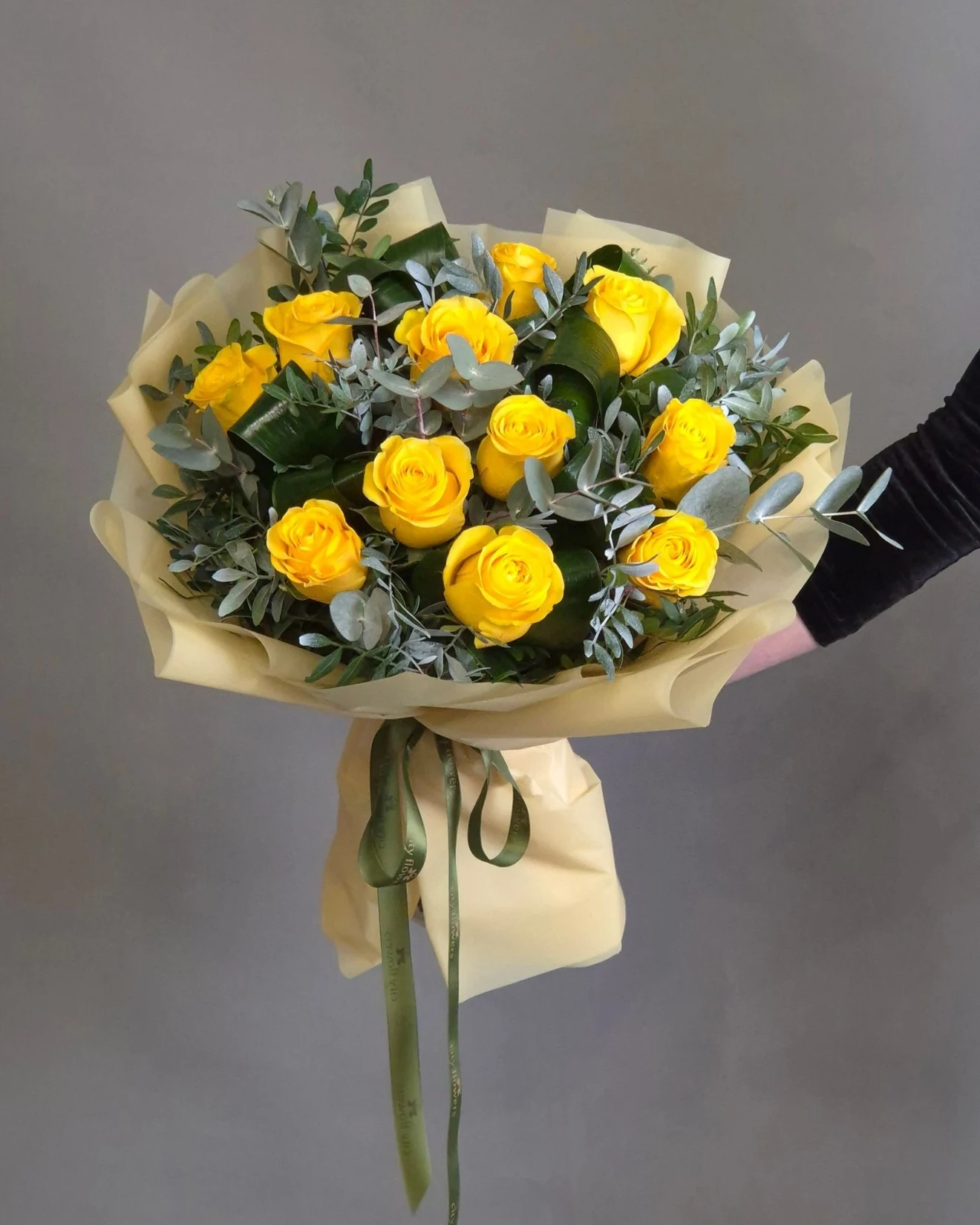 Buchet de Flori 11 Trandafiri Galbeni si Eucalipt