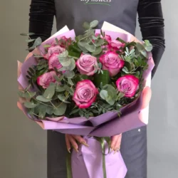 Buchet de Flori 11 Trandafiri Mov si Eucalipt