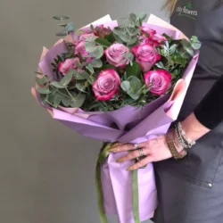 Buchet de Flori 11 Trandafiri Mov si Eucalipt