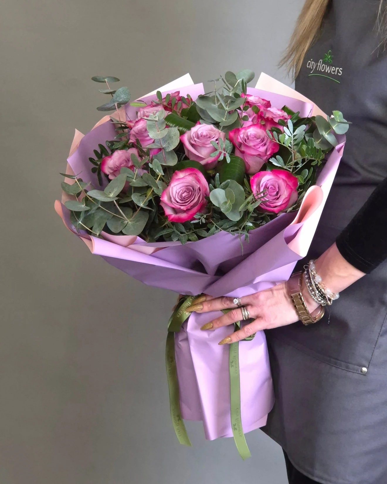 Buchet de Flori 11 Trandafiri Mov si Eucalipt