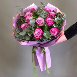 Buchet de Flori 11 Trandafiri Mov si Eucalipt