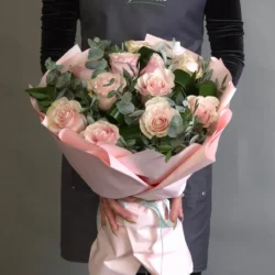Buchet de Flori 11 Trandafiri Roz Pal si Eucalipt
