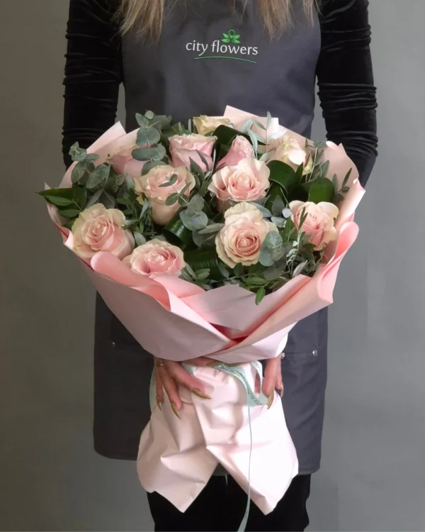 Buchet de Flori 11 Trandafiri Roz Pal si Eucalipt