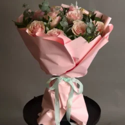 Buchet de Flori 11 Trandafiri Roz Pal si Eucalipt