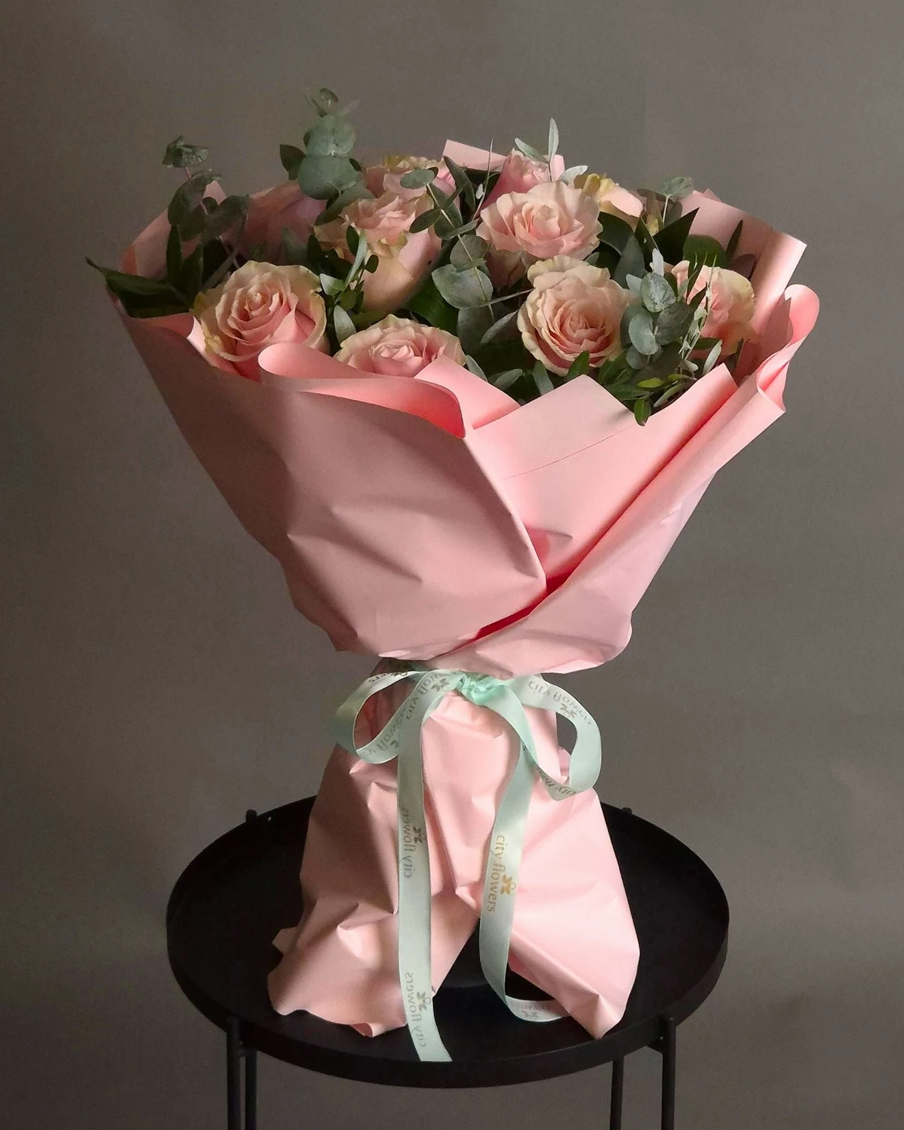 Buchet de Flori 11 Trandafiri Roz Pal si Eucalipt