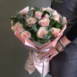 Buchet de Flori 11 Trandafiri Roz Pal si Eucalipt