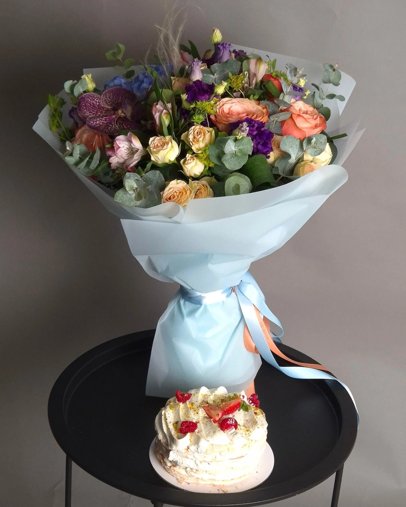 Pachet "Sweet Contrast" - Buchet & Tort Bezea 500 gr