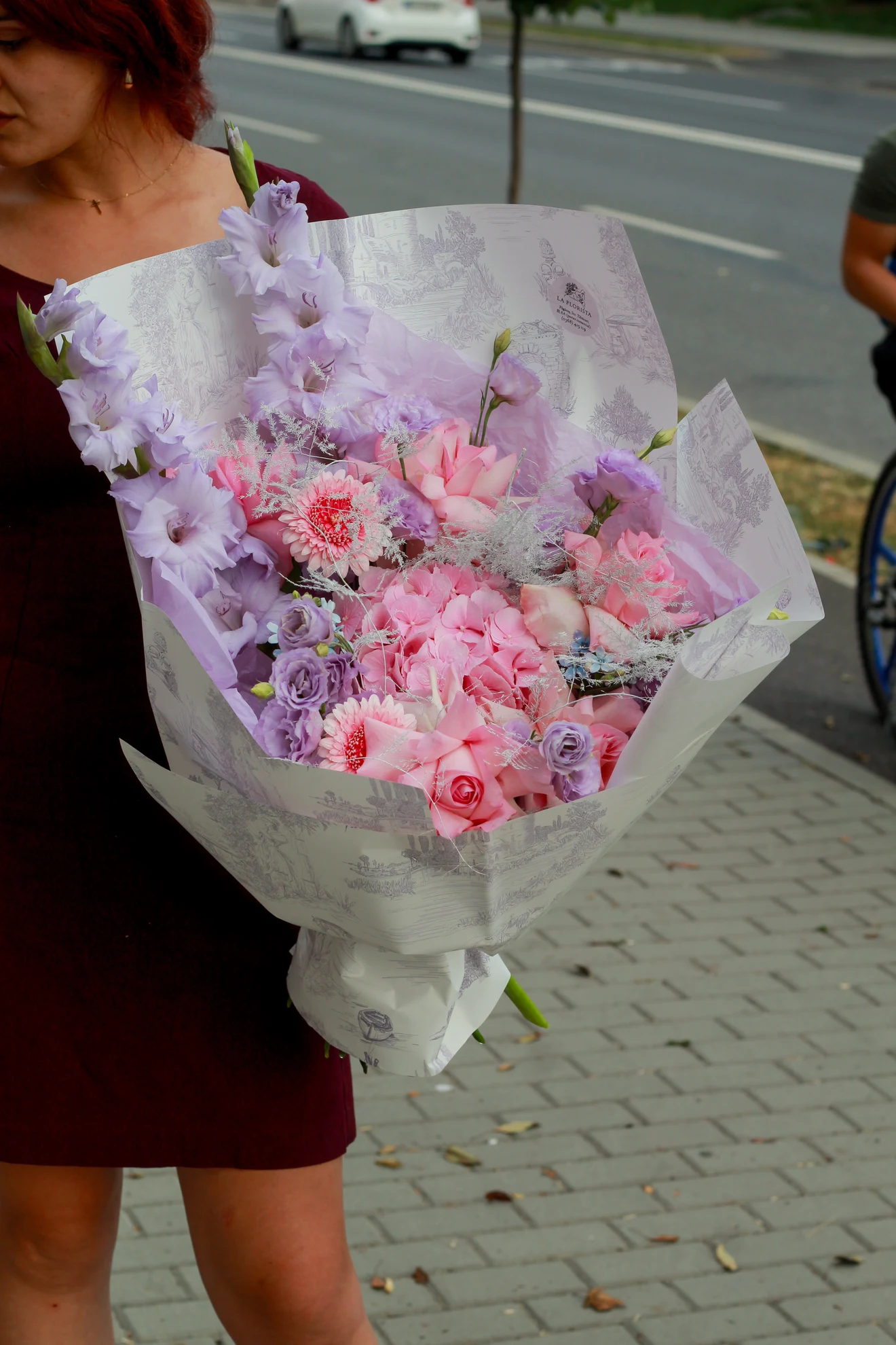 Buchet cu gladiole mov și hortensii roz