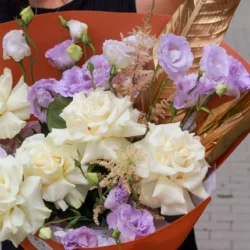 Buchet cu trandafiri albi și lisianthus mov