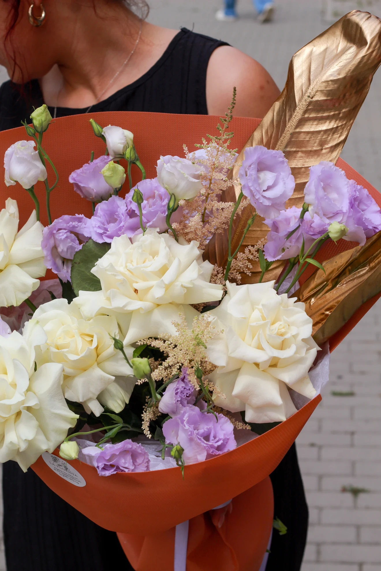 Buchet cu trandafiri albi și lisianthus mov