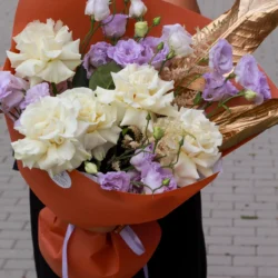 Buchet cu trandafiri albi și lisianthus mov