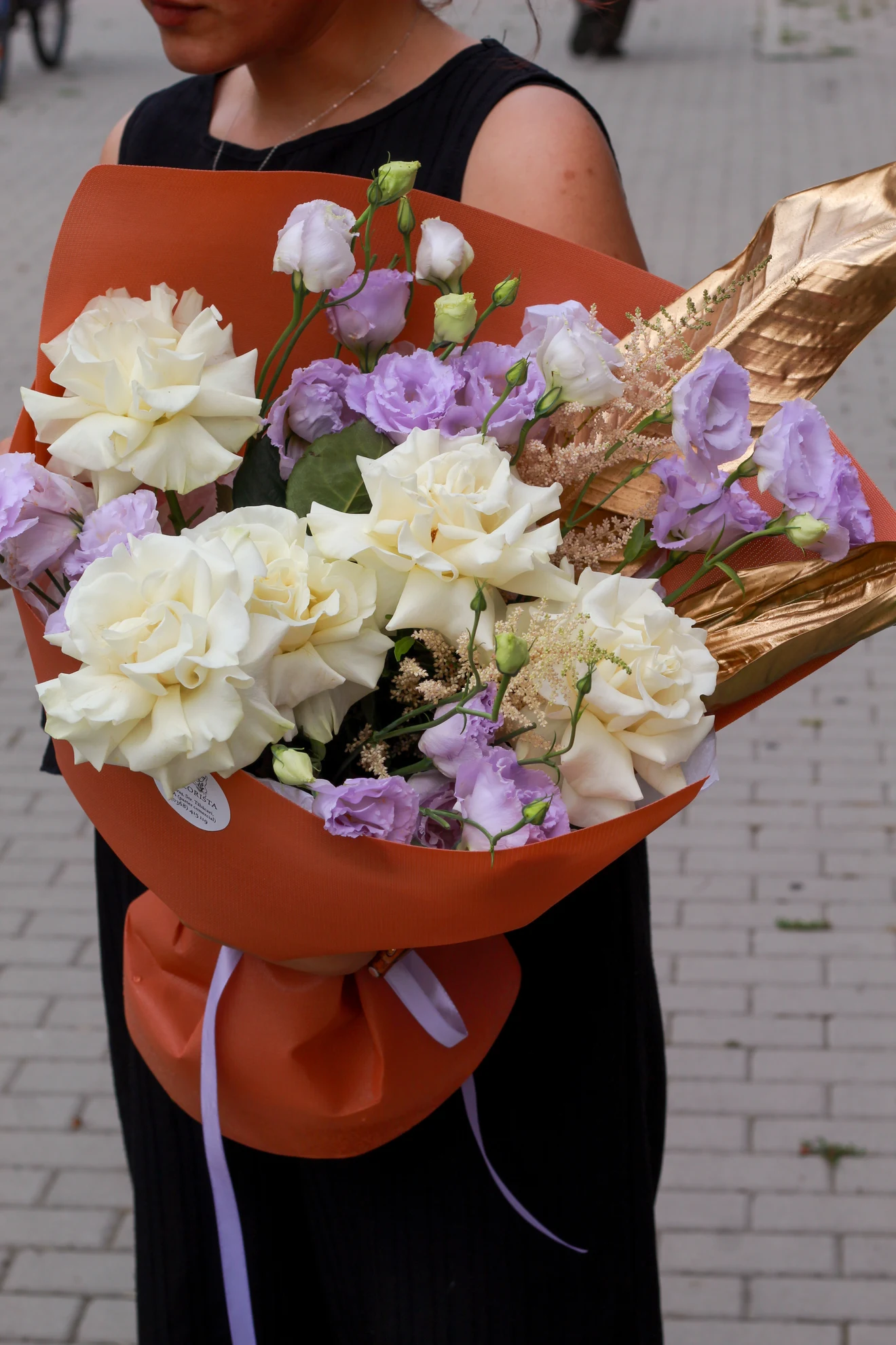 Buchet cu trandafiri albi și lisianthus mov