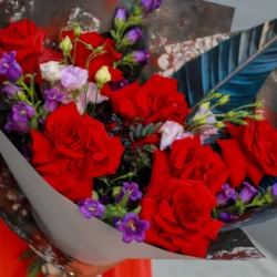 Buchet cu trandafiri roșii și campanule mov